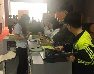 廣州白云技?！妒袌稣{查》課走進廣州保利世貿博覽館 廣告設計的實踐探索